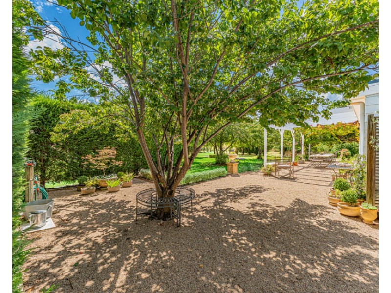 37 Herbert Park Road, Armidale NSW 2350