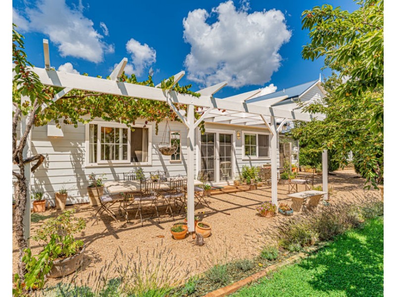 37 Herbert Park Road, Armidale NSW 2350