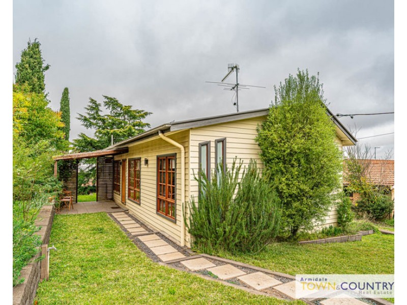 27 Laurence Avenue, Armidale NSW 2350