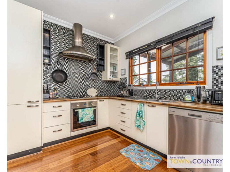 27 Laurence Avenue, Armidale NSW 2350