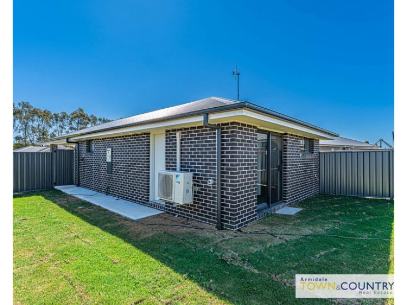 2/17 Sunrise Crescent, Armidale NSW 2350
