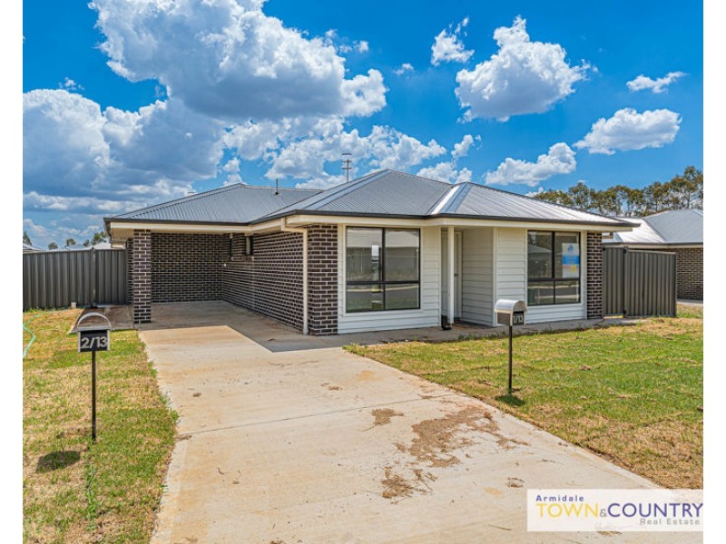 2/13 Sunrise Crescent, Armidale NSW 2350