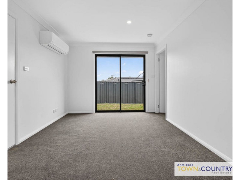 2/13 Sunrise Crescent, Armidale NSW 2350