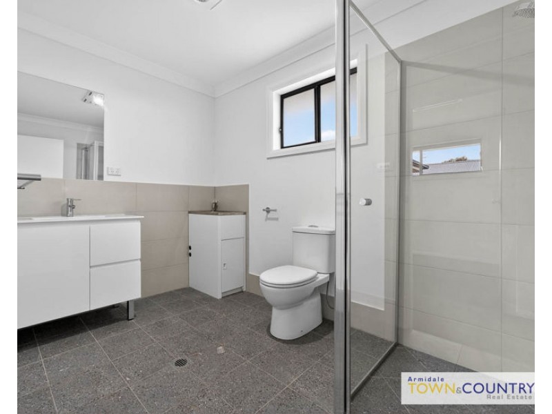 2/13 Sunrise Crescent, Armidale NSW 2350