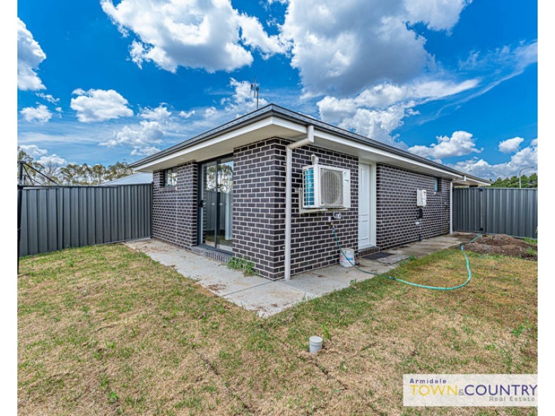2/13 Sunrise Crescent, Armidale NSW 2350