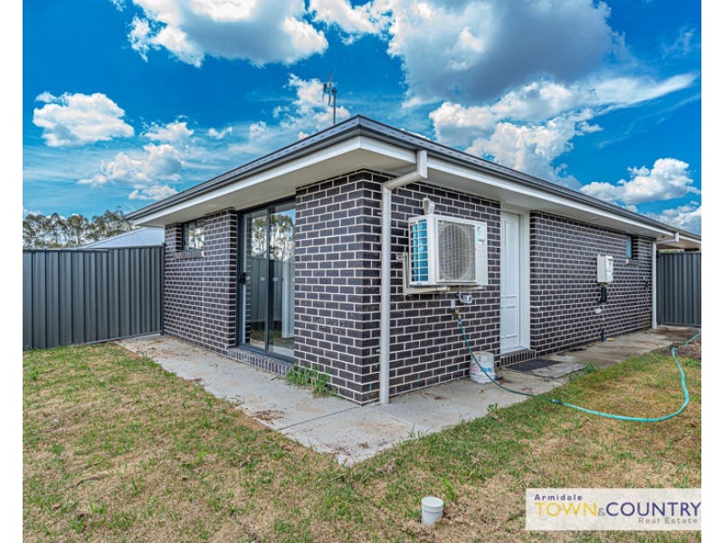 2/13 Sunrise Crescent, Armidale NSW 2350