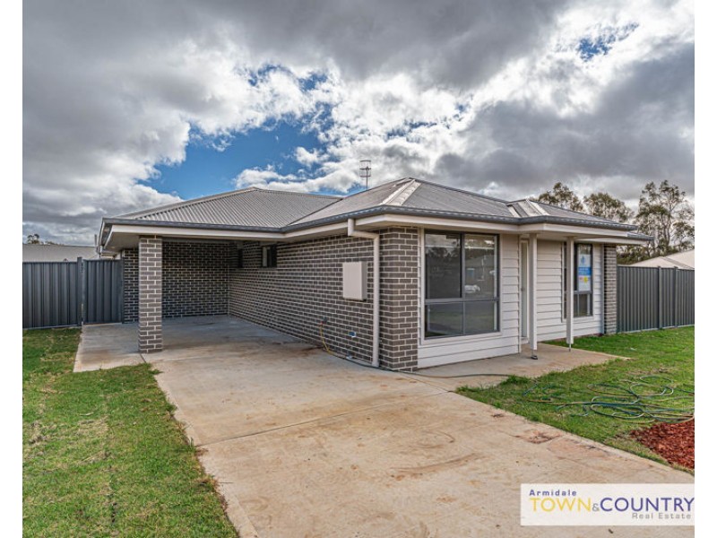 2/15 Sunrise Crescent, Armidale NSW 2350