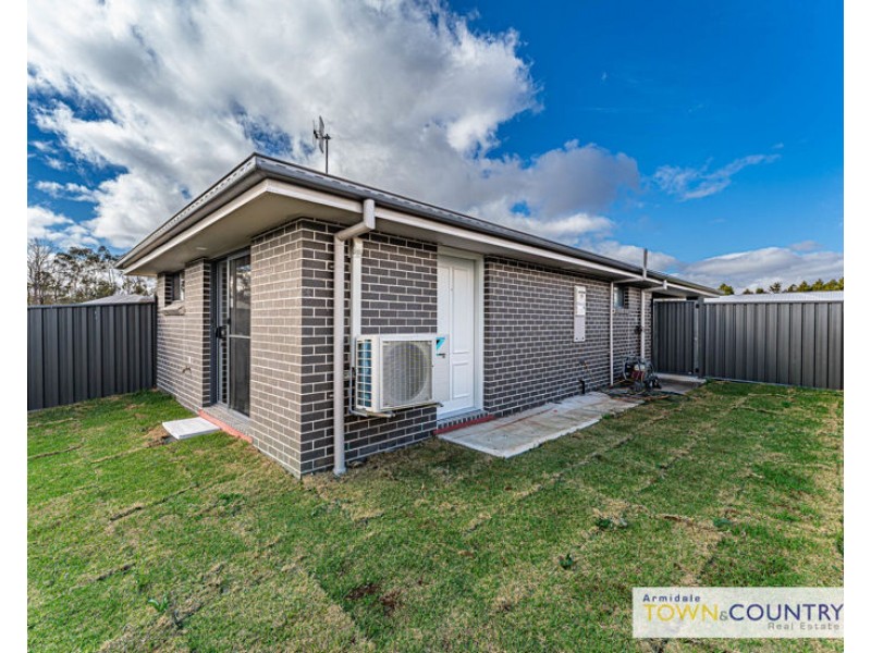 2/15 Sunrise Crescent, Armidale NSW 2350