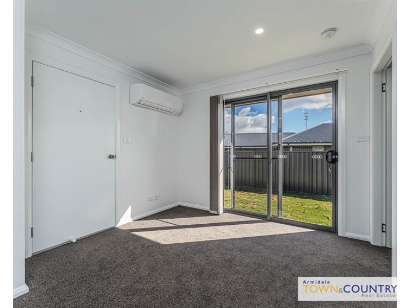 2/15 Sunrise Crescent, Armidale NSW 2350