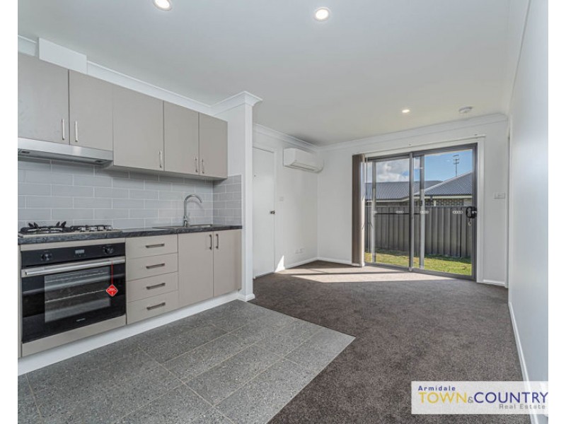 2/15 Sunrise Crescent, Armidale NSW 2350
