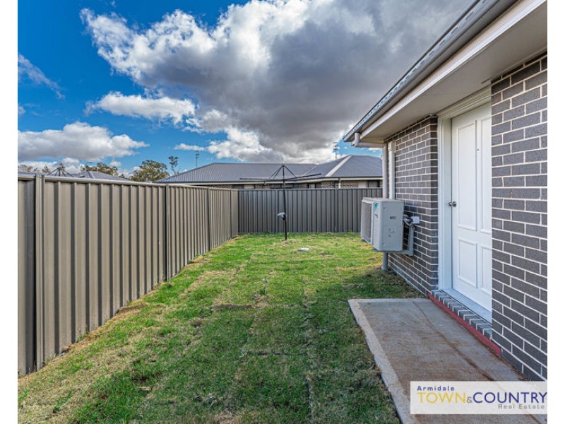 2/15 Sunrise Crescent, Armidale NSW 2350