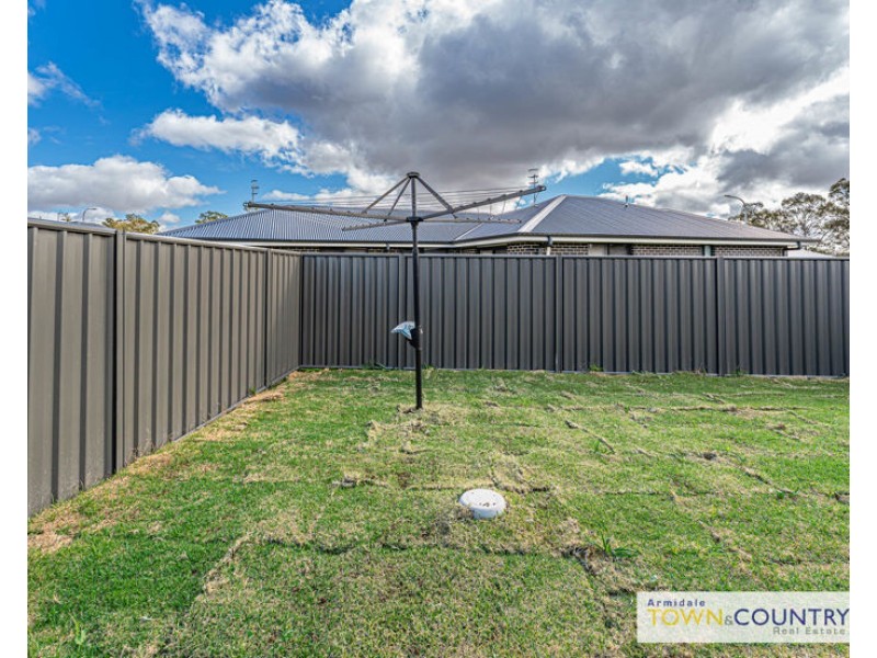 2/15 Sunrise Crescent, Armidale NSW 2350