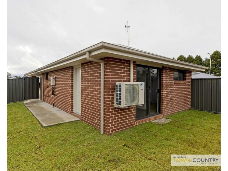 2/9 Frizell Crescent, Armidale NSW 2350