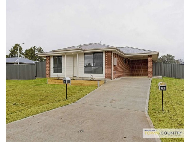2/9 Frizell Crescent, Armidale NSW 2350