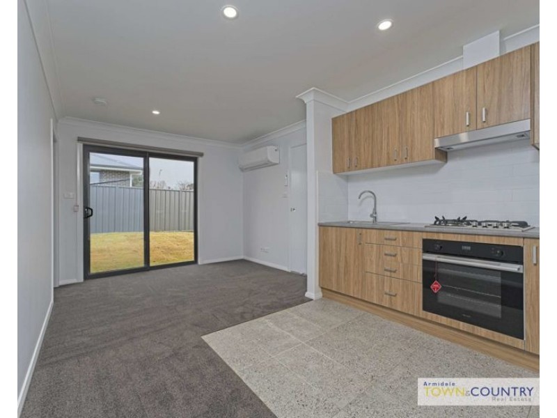 2/9 Frizell Crescent, Armidale NSW 2350