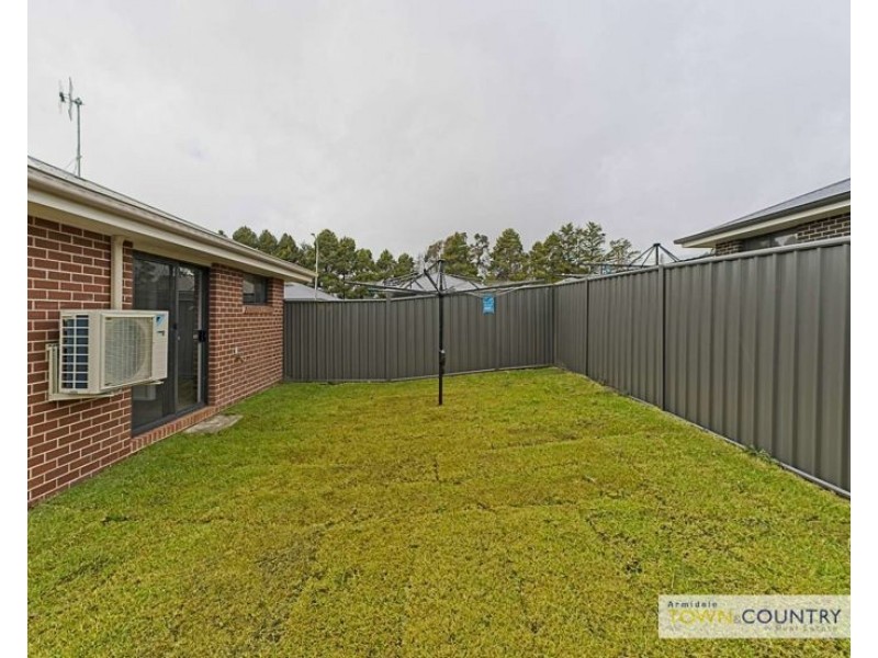 2/9 Frizell Crescent, Armidale NSW 2350
