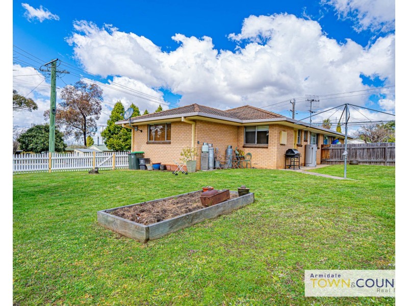1/2 Kenalmac Ave, Armidale NSW 2350