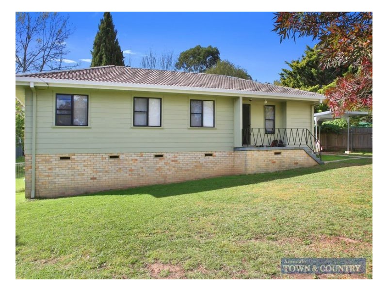 3 P G Love Avenue, Armidale NSW 2350