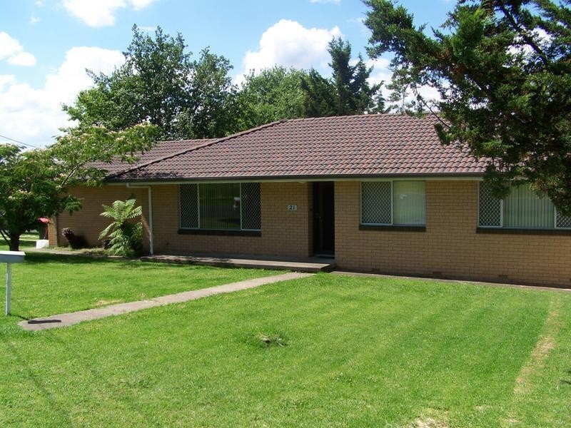 21 Railway Parade, Armidale NSW 2350