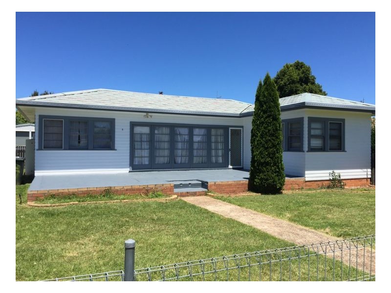 6 Lackey Street, Guyra NSW 2365