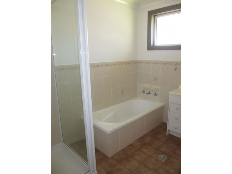 8 Eva, Armidale NSW 2350