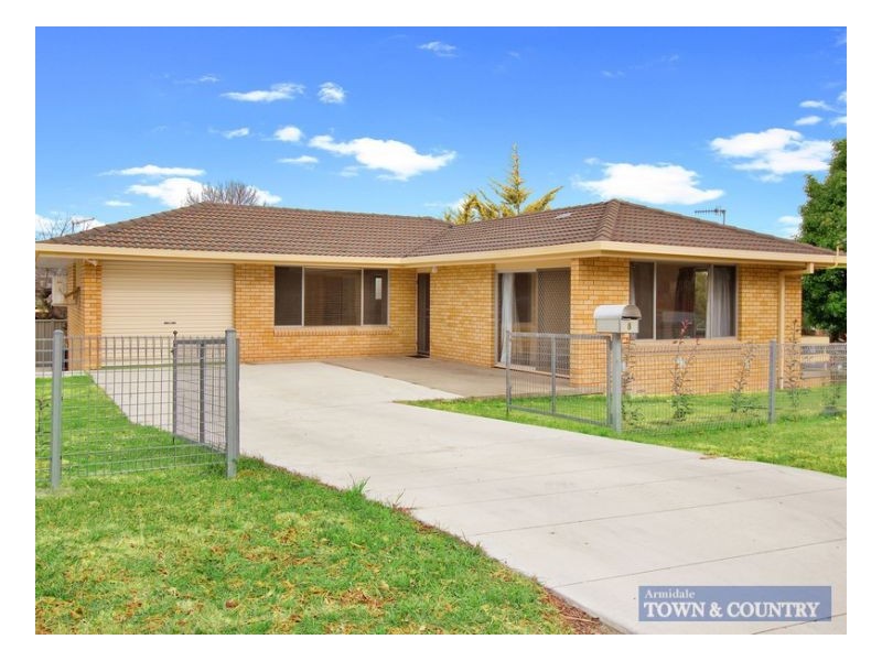 8 Carey Avenue, Armidale NSW 2350