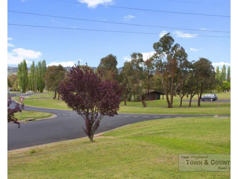 2/2 Bishop Crescent, Armidale NSW 2350