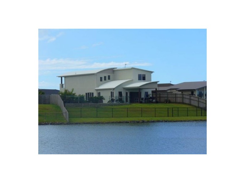 24 Earl St Vincent, Eli Waters QLD 4655