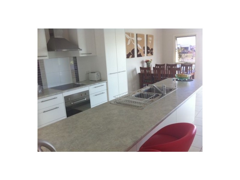 24 Earl St Vincent, Eli Waters QLD 4655