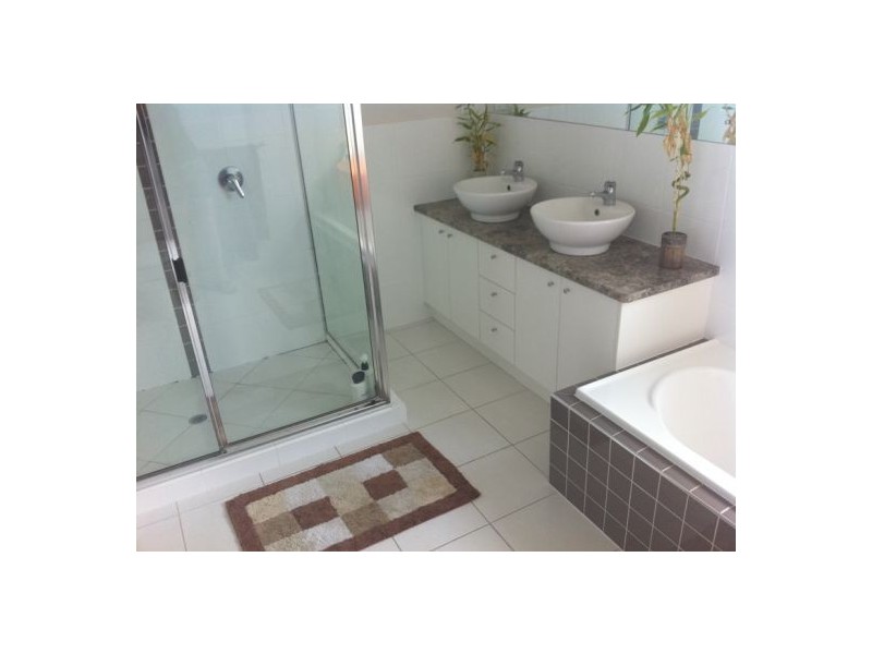 24 Earl St Vincent, Eli Waters QLD 4655