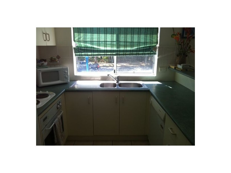 2/407 Esplanade, Torquay QLD 4655