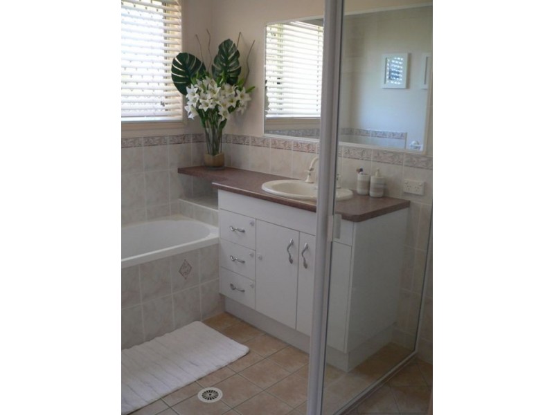 2 Surrey Crt, Kawungan QLD 4655