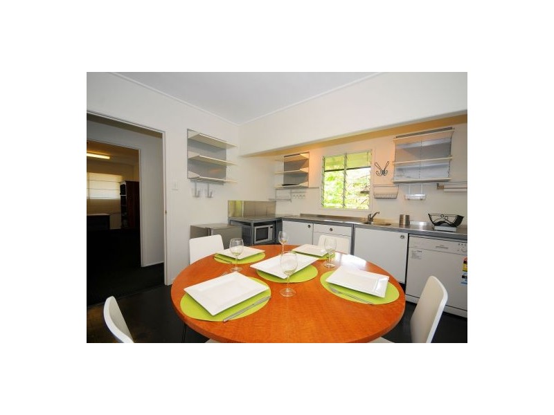 4 Freshwater st, Torquay QLD 4655