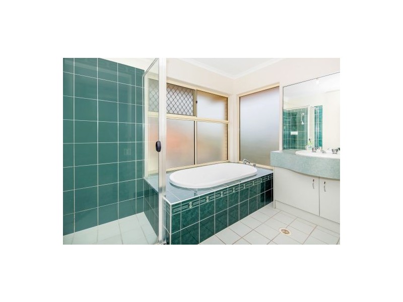 9 Cambridge Pl, Wishart QLD 4122