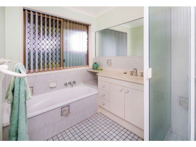 27 Mindona Street, Wishart QLD 4122