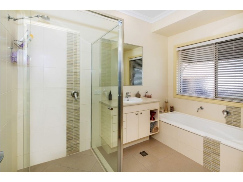 2 Nancy May Ct, Daisy Hill QLD 4127