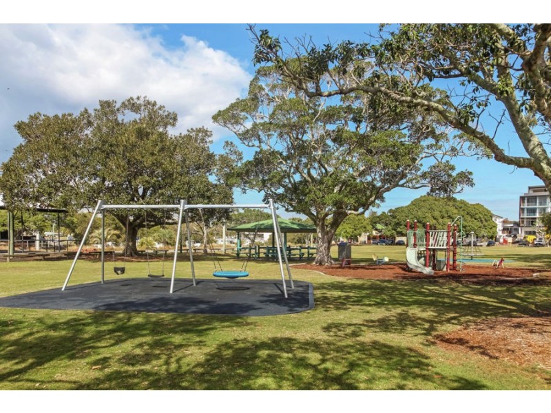 13 Glenora Street, Wynnum QLD 4178