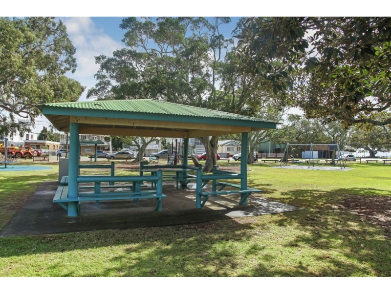 13 Glenora Street, Wynnum QLD 4178
