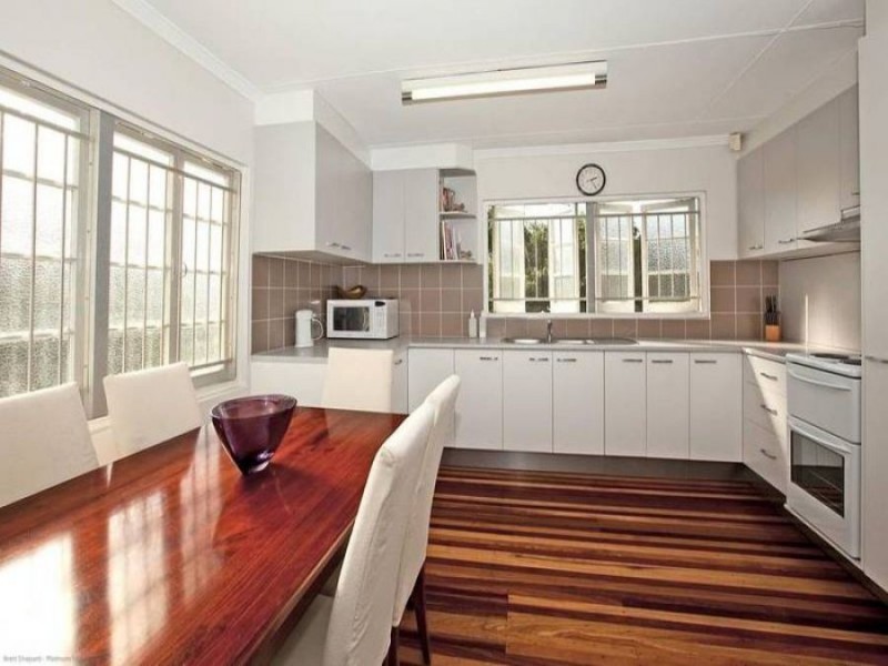 48 Broadwater Rd, Mount Gravatt East QLD 4122