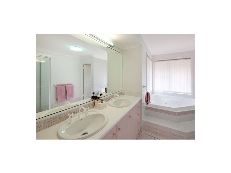 5 Lexington Place, Wishart QLD 4122