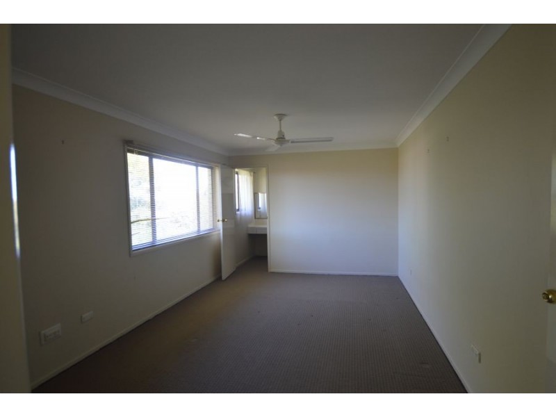 33 Barcelona Street, Wishart QLD 4122