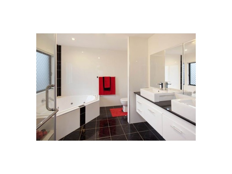 6 Hernandia Place, Mackenzie QLD 4156
