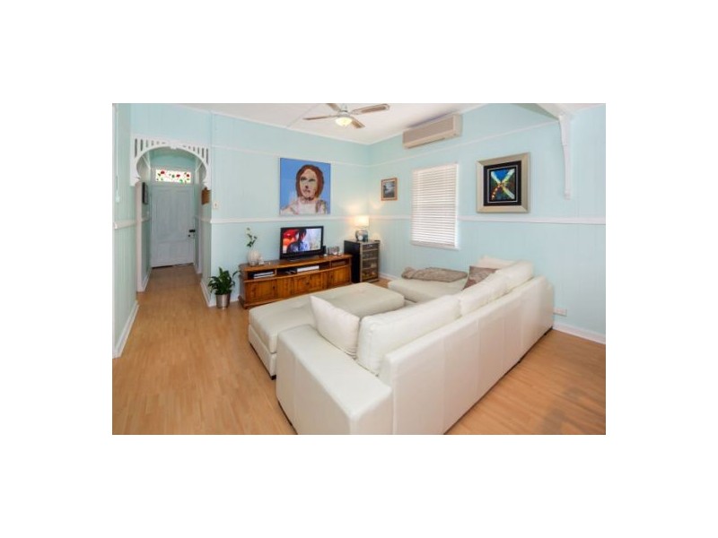 112 Broadwater Rd, Mount Gravatt East QLD 4122