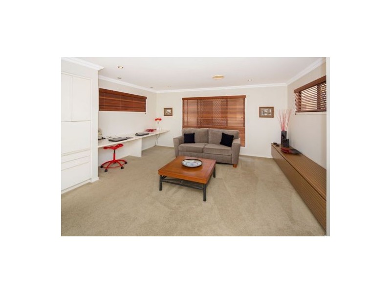 15 St Andrew Place, Wishart QLD 4122