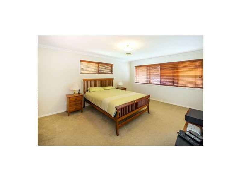 15 St Andrew Place, Wishart QLD 4122