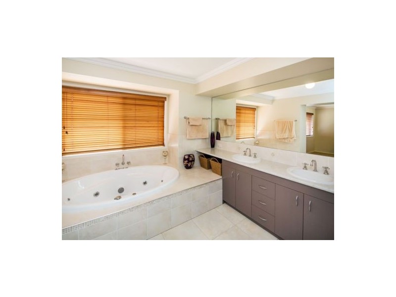 15 St Andrew Place, Wishart QLD 4122