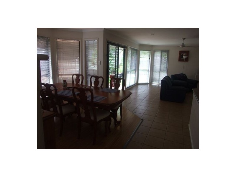 11 Bond Place, Carindale QLD 4152