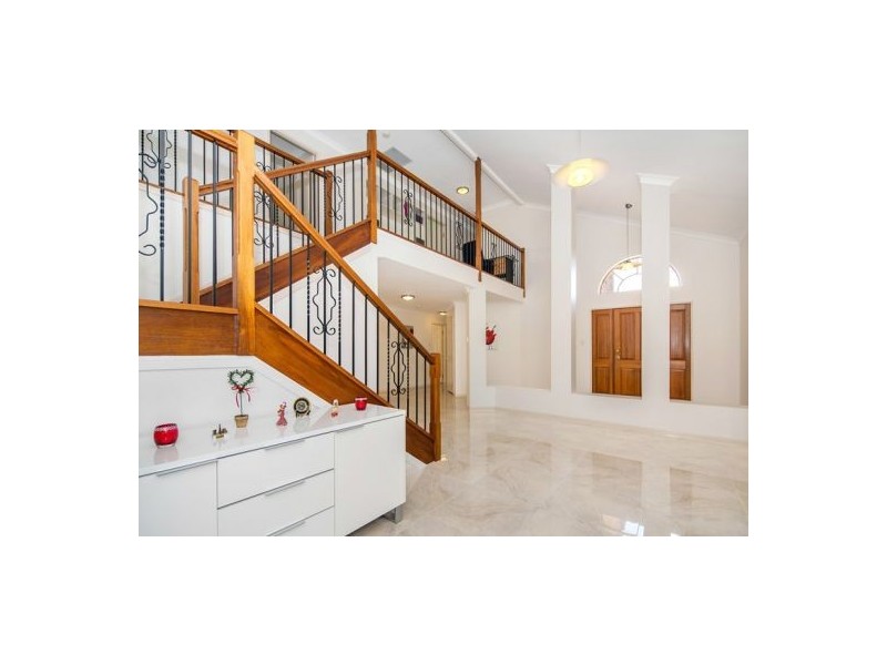 26 Berkshire Cr, Wishart QLD 4122