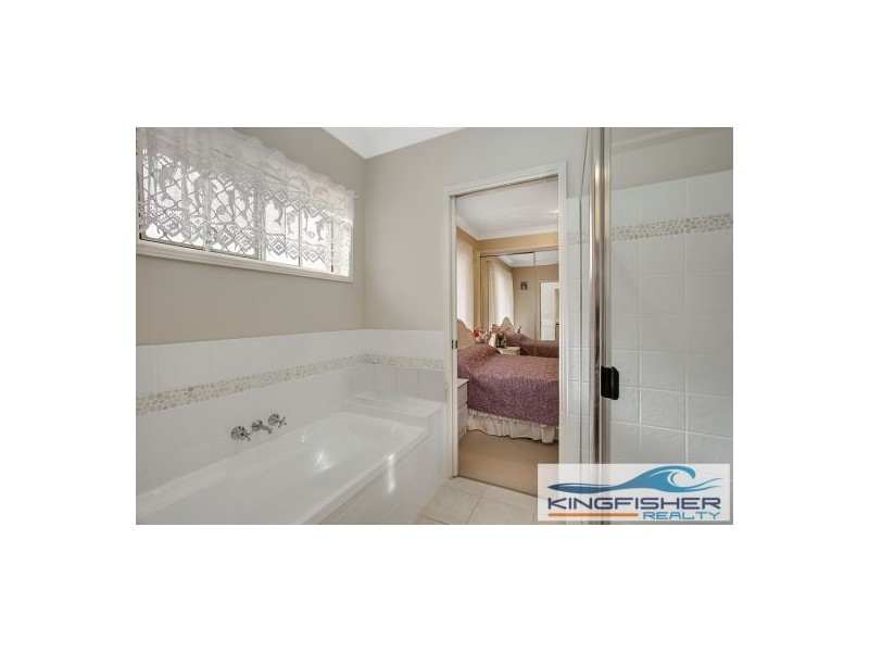 4 Nuthatch Street, Burleigh Waters QLD 4220