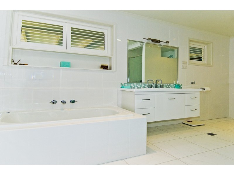 23 Curlew Crescent, Burleigh Waters QLD 4220